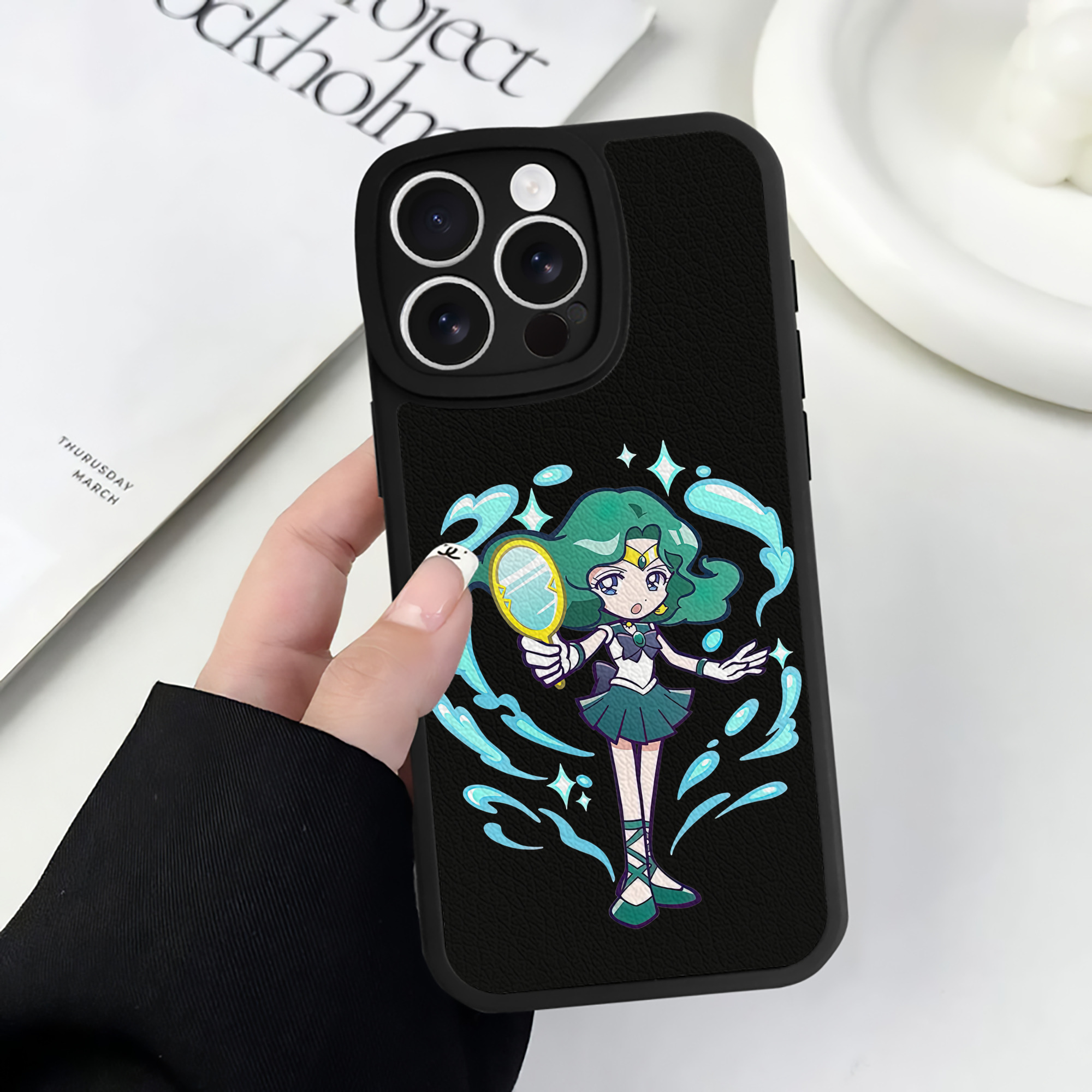（画像用） 美少女戦士セーラームーン 海王 みちる（かいおう みちる） Sailor Moon Kaiou Michiru 【iPhone 16シリーズ対応】シリコンスマホケース（レザー調） 材質：シリコン